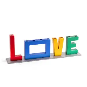 חנוכיית אותיות Love צבעונית