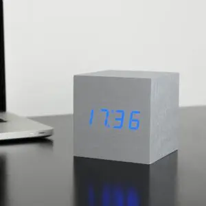 שעון קובייה במראה מתכתי