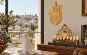 בית בירושלים עם פריטים מחנות מוזיאון ישראל ירושלים