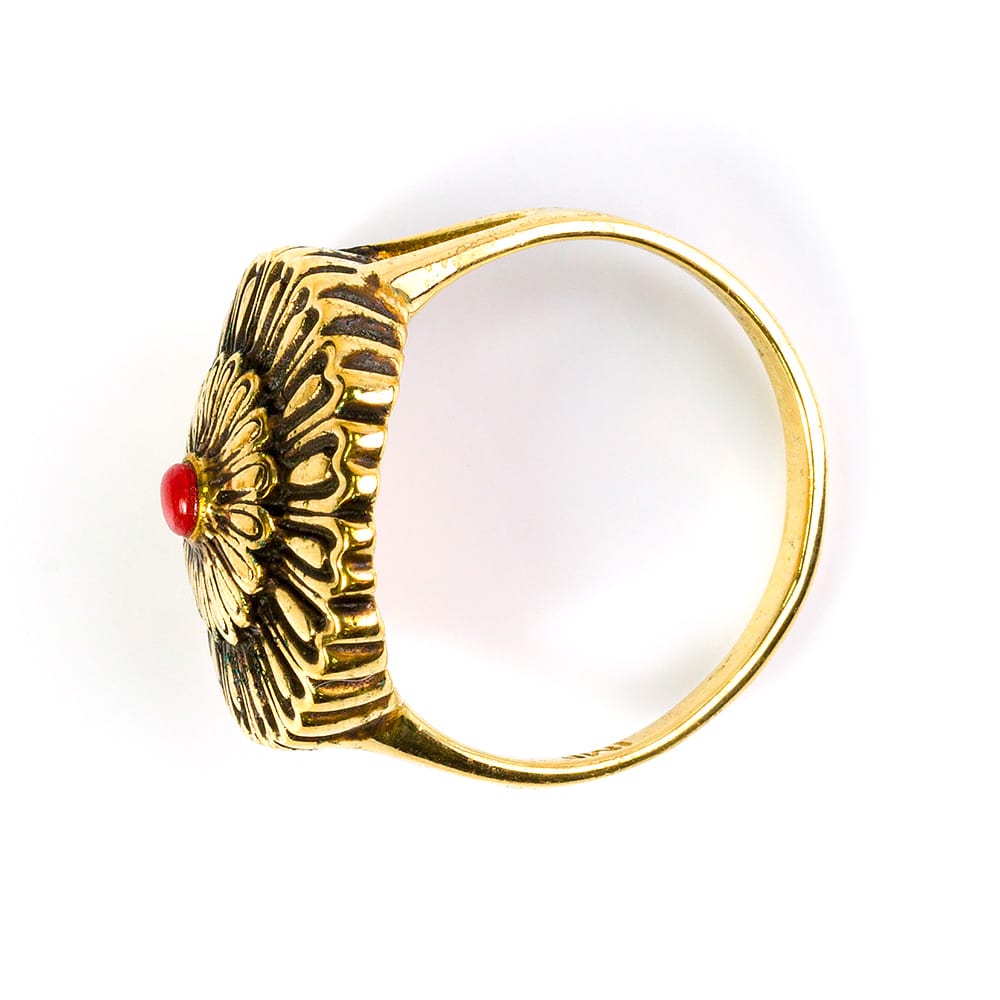 טבעת רוזטה בציפוי זהב משובצת אבן חן