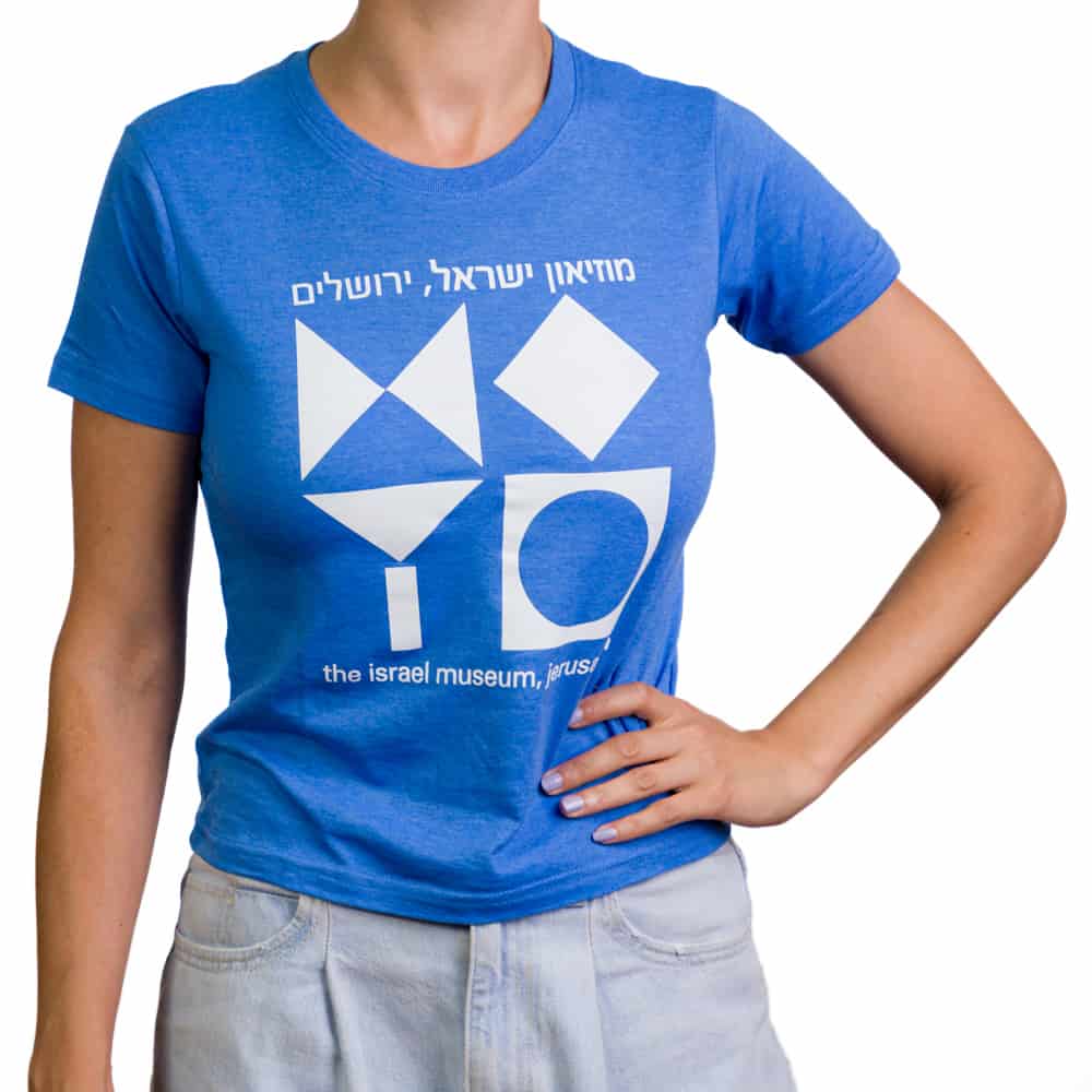 חולצת טי בהדפס סמל המוזיאון – כחול (במגוון מידות למבוגרים)
