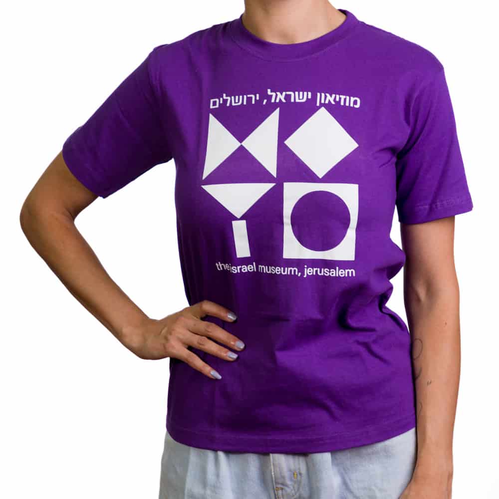 חולצת טי בהדפס סמל המוזיאון – סגול (במגוון מידות למבוגרים)