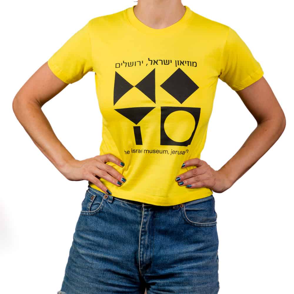 חולצת טי בהדפס סמל המוזיאון – צהוב (במגוון מידות למבוגרים)