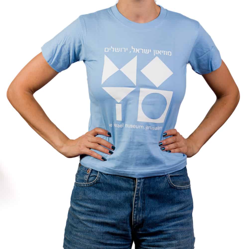 חולצת טי בהדפס סמל המוזיאון – תכלת (במגוון מידות למבוגרים)