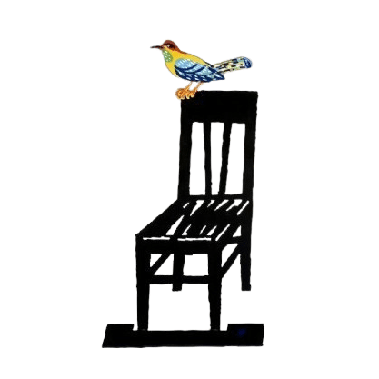 פסל ציפור וכסא ריק
